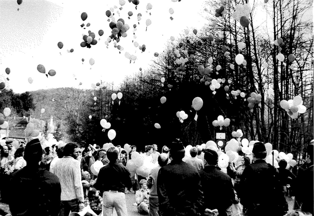 Lâcher de ballons permettant aux populations belges d’apprécier les éventuelles retombées d’effluents radioactifs de Chooz, 30 mars 1982. CARHOP, fonds La Cité, série photos, dossier centrale nucléaire.