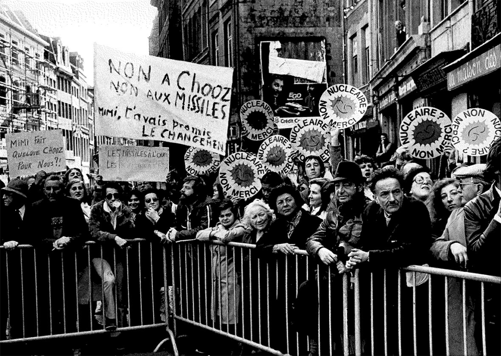 Manifestation lors de la visite de François Mitterand à Liège, 15-16 octobre 1983. CARHOP, fonds La Cité, série photos, dossier centrale nucléaire.