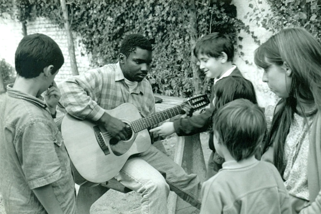 animateur avec guitare, s.d. (CARHOP, fons La Ruelle asbl, série photos).