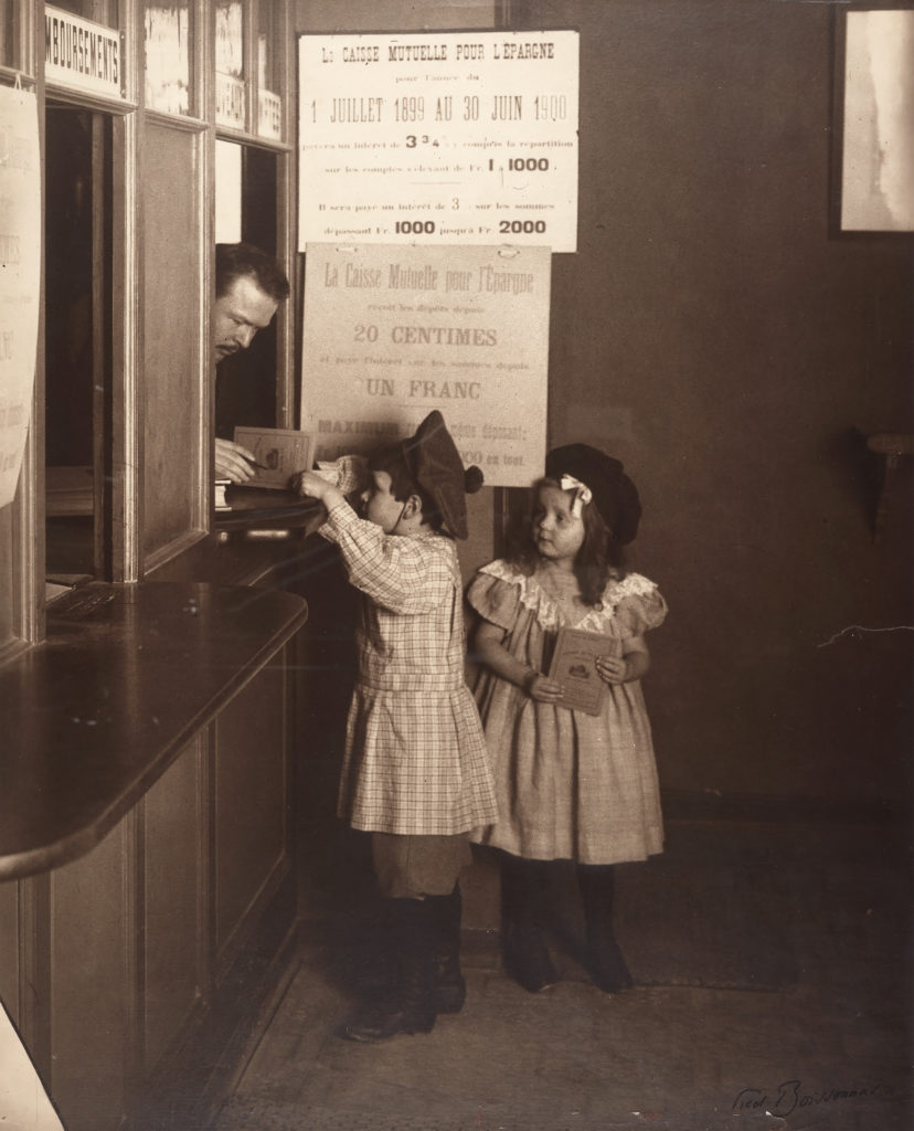 Deux enfants à la Caisse mutuelle pour l’épargne, 1899, probablement Genève (Bibliothèque de Genève, photographie, Fred Boissonnaz).
