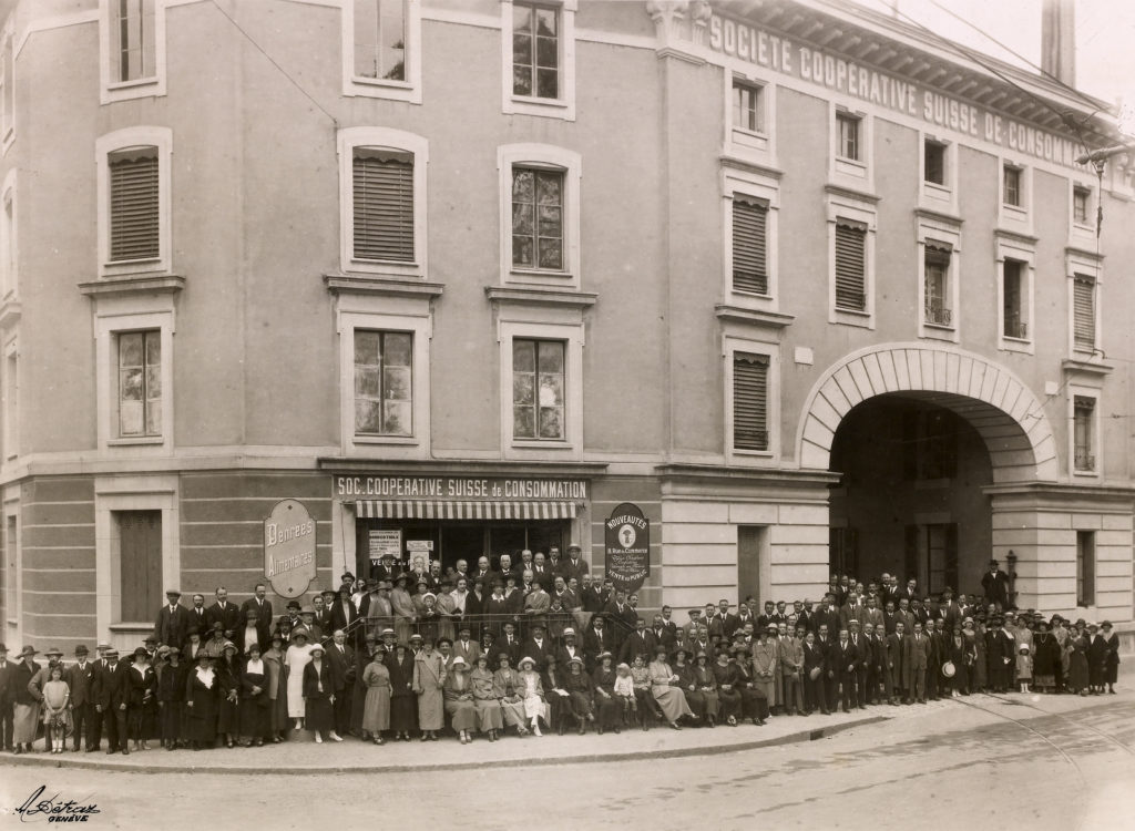 Société coopérative suisse de consommation, à la place Montbrillant, n° 1 , Genève, vers 1890 (Bibliothèque de Genève, photographie Antoine Detraz).